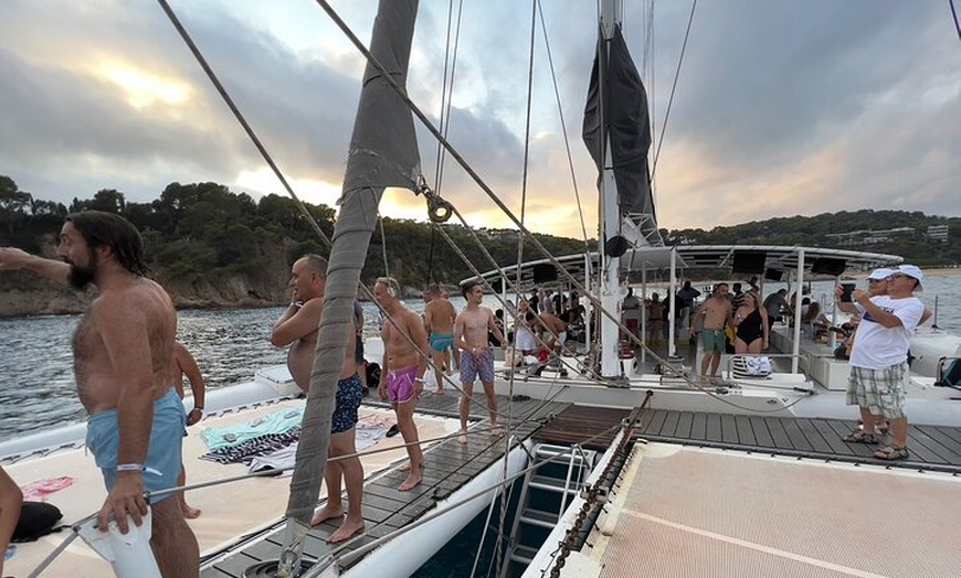 Image 21: Puesta de Sol desde LLoret de Mar con Dj y bebidas