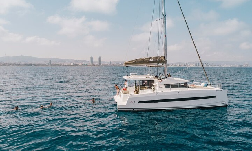 Image 5: Catamarán de lujo para experiencias privadas en Barcelona