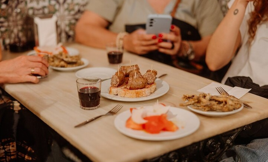 Image 14: Tour gótico de tapas y tabernas por Barcelona