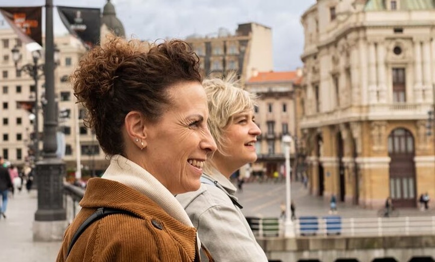 Image 2: Excursión a pie de 2 horas por Bilbao Iconos y Safari fotográfico