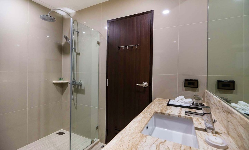 Image 4: ✈ MIDDEN VAN THAILAND | Bangkok - SureStay Plus Hotel by Best Weste...