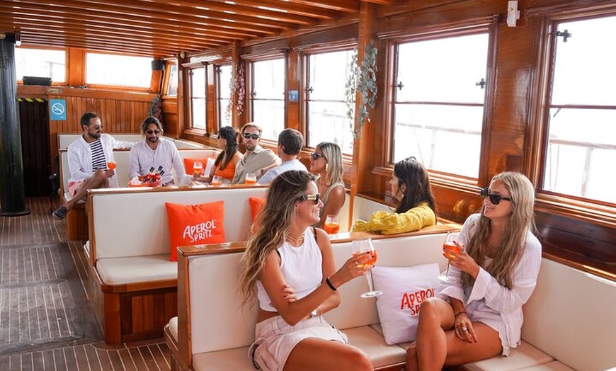 Image 8: Vela al atardecer en Barcelona y música en vivo de Aperol