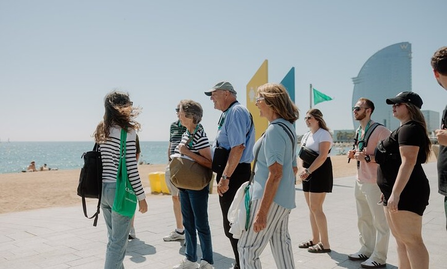 Image 9: Barcelona En un día Sagrada, Park Güell, casco antiguo y teleférico