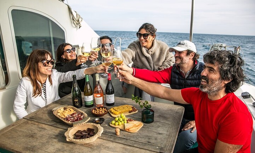 Image 10: Cata de vinos y tapas Premium de Barcelona en Catamarán - Grupo peq...