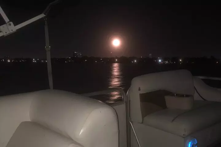 Pontoon Pub Crawl, 5 Lakeside Pubs and Restaurants Visit by Boat