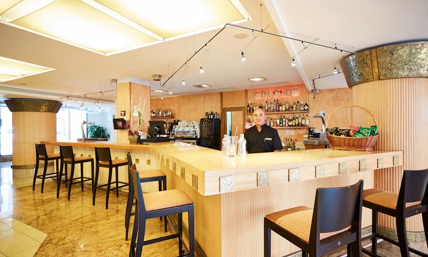 Image 8: ✈ IBIZA | Santa Eulalia del Rio - Invisa Hotel La Cala 4*, 3 nachte...