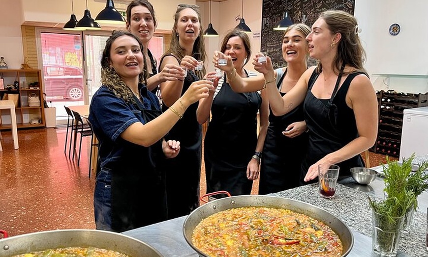 Image 7: Clase de cocina de paella de mariscos, tapas y visita al mercado de...
