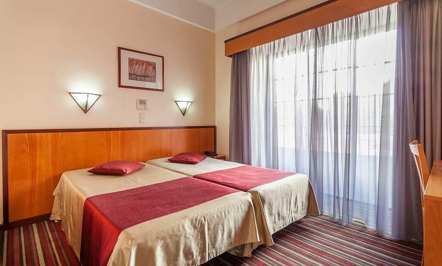 Image 1: ✈ PORTUGALIA | Lizbona - Residencial Horizonte 3* - City break