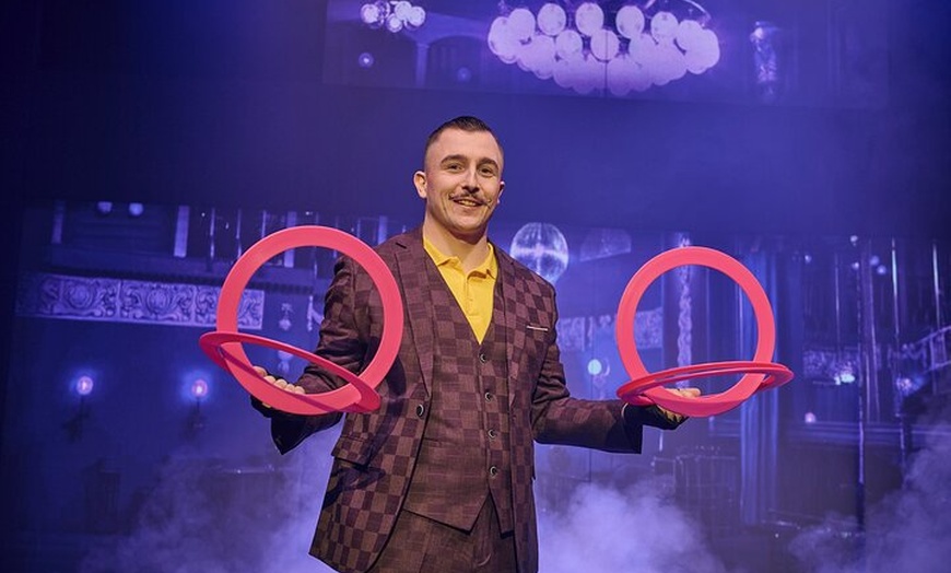 Image 5: Wintergarten Varieté "VARIETÉ GAGA - The Crazy Berlin Show"