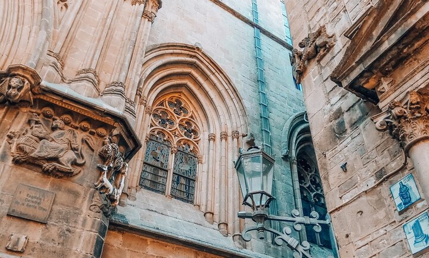 Image 3: Introducción al recorrido a pie por el Barrio Gótico del casco anti...