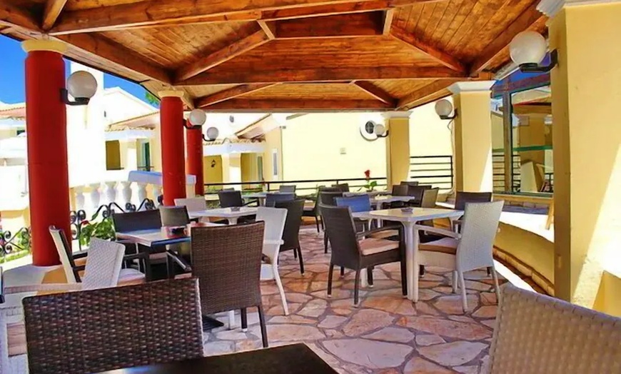 Image 6: ✈ CORFÙ | Kavos - Mediterranean Blue Resort 3* - In riva al mare