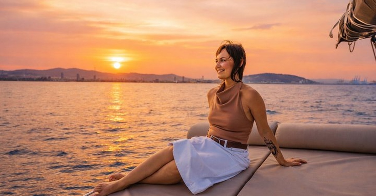 Crucero en barco al atardecer en Barcelona