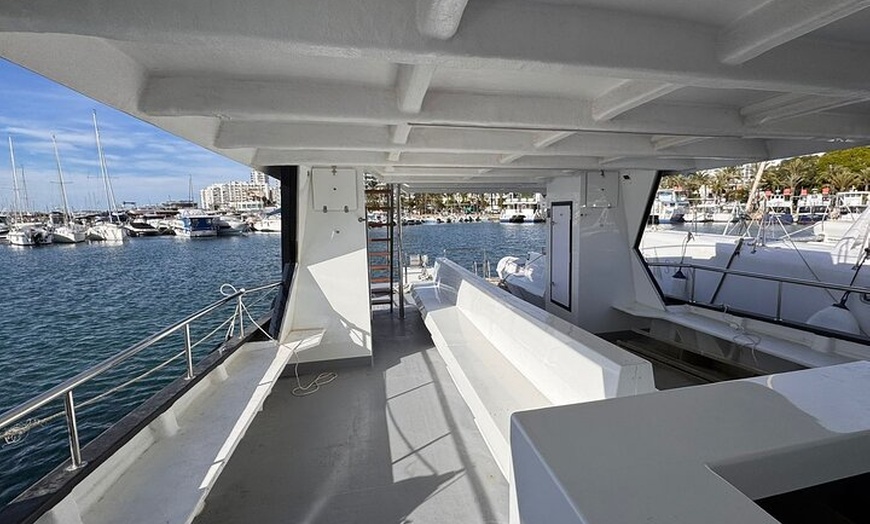 Image 4: Crucero VIP al atardecer con bebidas, paella, remos y snorkel