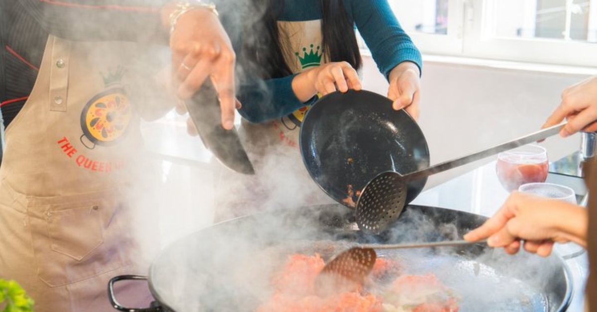 Clase de paella con vino, churros y chocolate en Madrid
