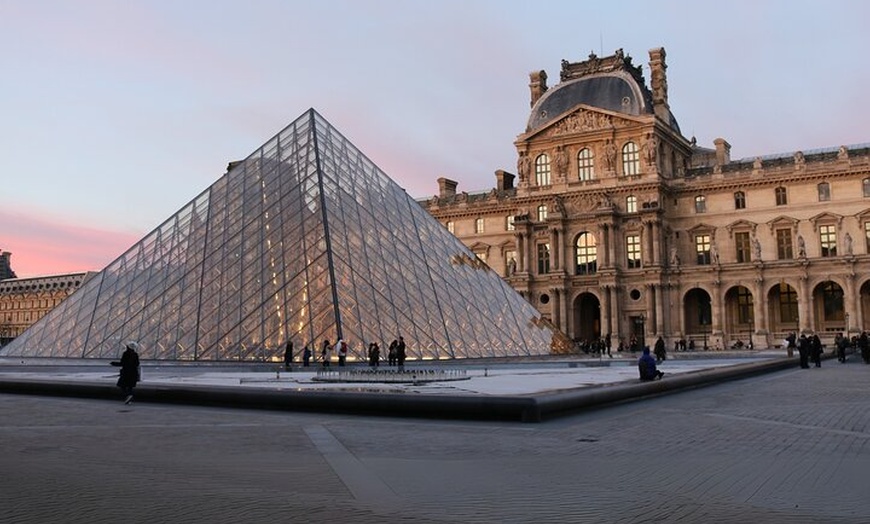Image 13: Déjeuner à la Tour Eiffel, croisière sur la Seine et visite du Louvre