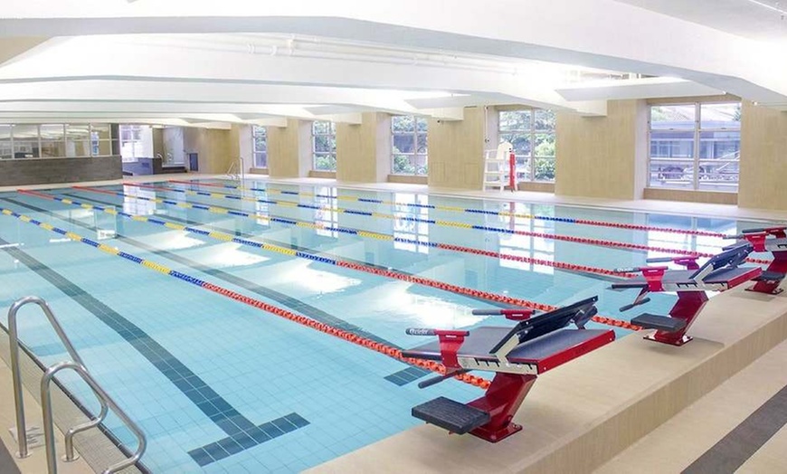 Image 5: ✈ HONG KONG - The Salisbury - YMCA of Hong Kong 4* - Piscine intéri...