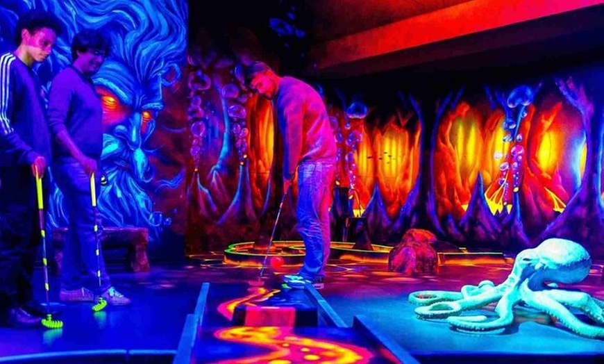 Image 2: Billet 45min Jeu - Minigolf fluorescent sous l'océan