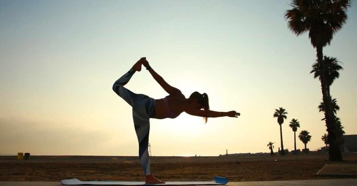 Experiencia de yoga y vela con brunch saludable en Barcelona
