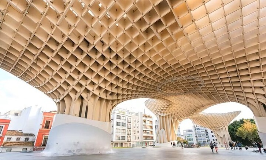 Image 2: Tour por el barrio del Parasol y Triana de Metropol