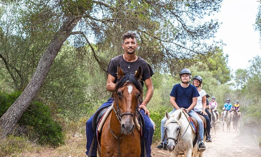 Image 2: Paseo a caballo y barbacoa con Experiencia de vaqueros en espectácu...