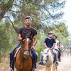 Image 2: Paseo a caballo y barbacoa con Experiencia de vaqueros en espectácu...