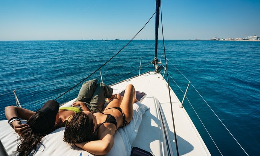 Image 11: Crucero al atardecer en Barcelona liderado por Young & Local Captain