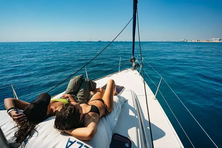 Crucero al atardecer en Barcelona liderado por Young & Local Captain