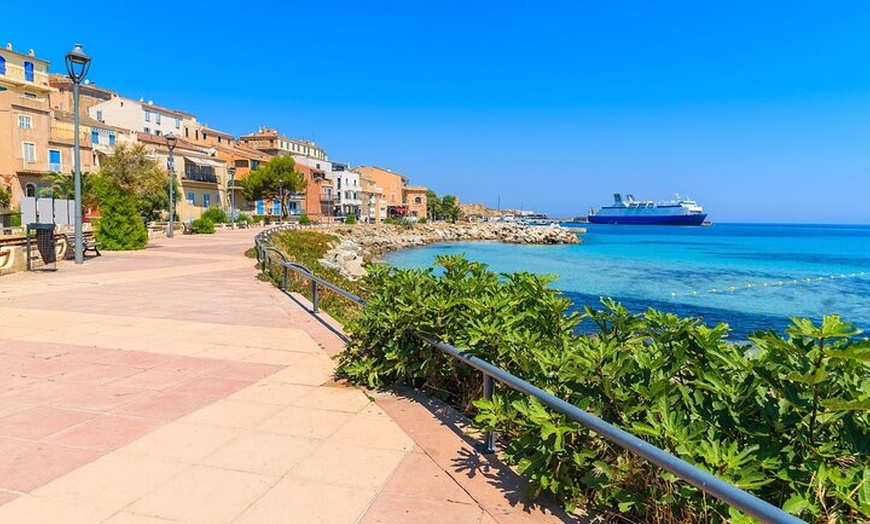 Image 4: Découverte de l'Ile Rousse et dégustation de vin de Calvi