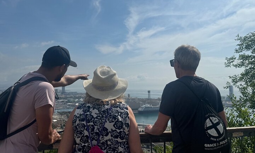 Image 6: Barcelona : Tour mágico de Montjuïc con cata de vinos