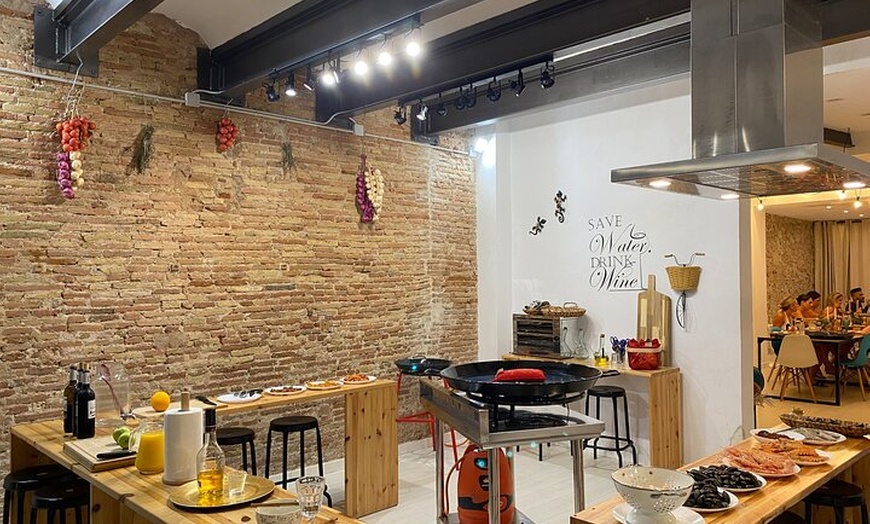 Image 10: Barcelona : 5 - Curso de Cocina de Paella con Cava & Sangria