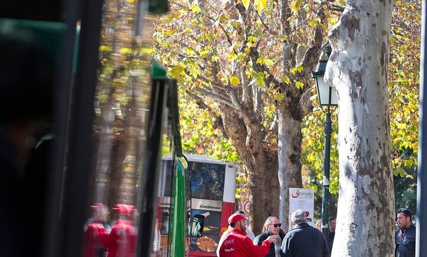 Image 11: Granada City Tour Subir y bajar del tren
