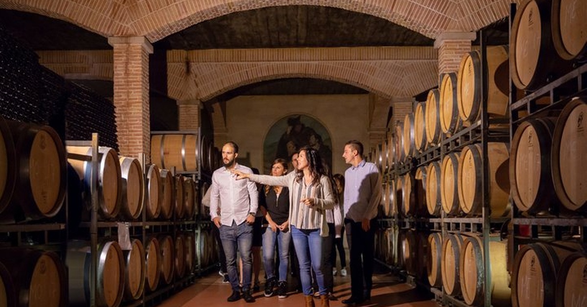 Visita a bodega premium con 7 catas y guía en Alicante