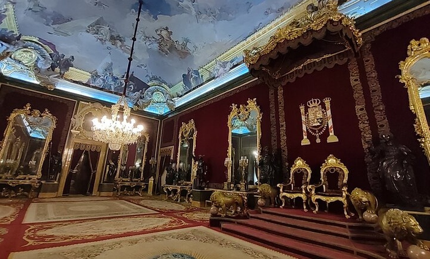 Image 3: Visita guiada en el Palacio Real de Madrid.