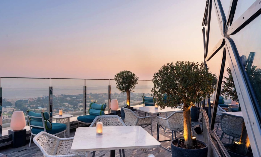 Image 11: ✈ EMIRATS ARABES UNIS | Abu Dhabi - Andaz Capital Gate Abu Dhabi av...