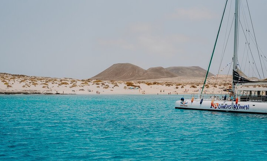 Image 1: Excursión en catamarán a la isla de La Graciosa