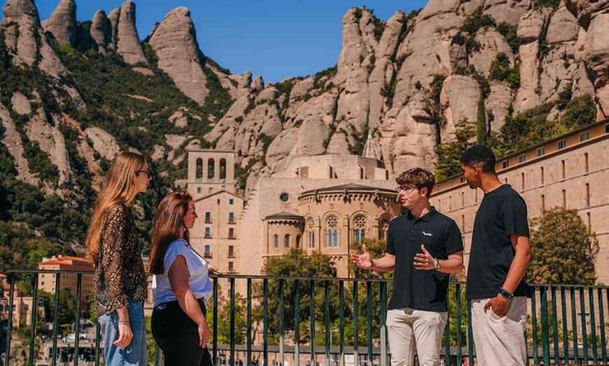 Image 2: Barcelona : Tour de 2 días por Montserrat, Girona y Costa Brava