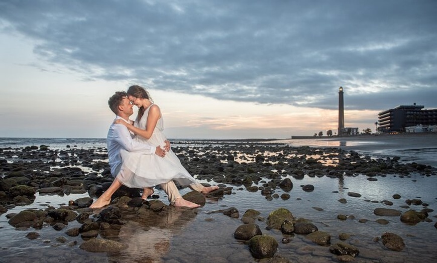 Image 2: Maspalomas: Sesión de fotos profesional privada al atardecer.