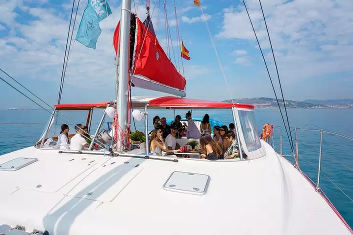 Crucero en catamarán por Barcelona con tapa y bebida incluidas