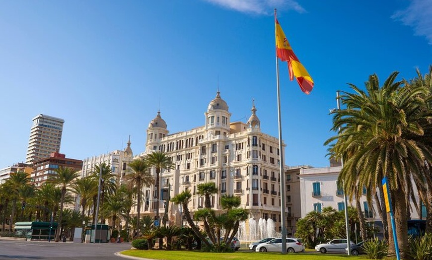 Image 2: Tour a pie por Alicante : 12 joyas ocultas con un guía local