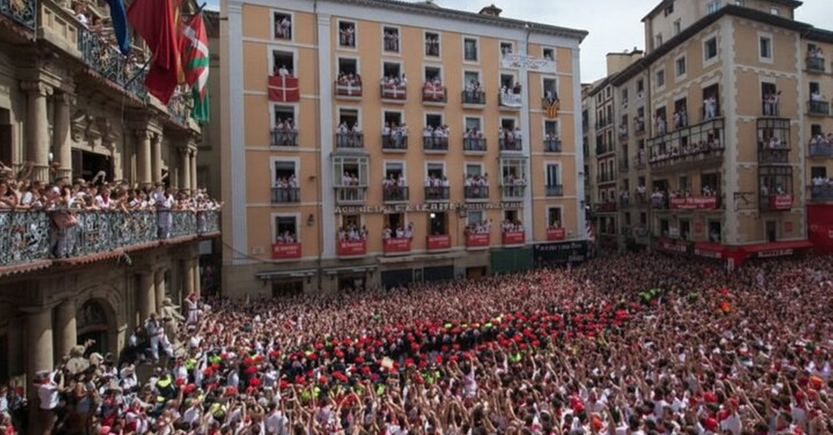 Vista privada del Chupinazo desde un balcón en Pamplona con champán y tapas