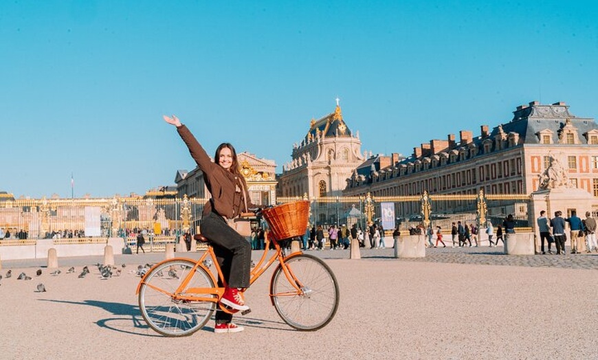 Image 1: Visite en vélo du château de Versailles et visite gastronomique ave...