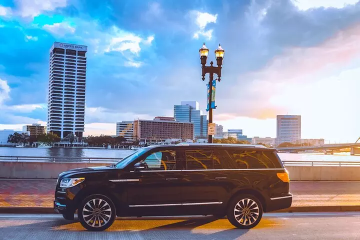 Jacksonville Airport Private Lux Car Transfer to Downtown Hotels