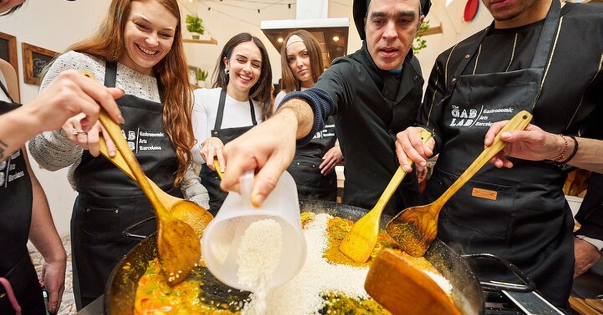 Clase de cocina de paella y show flamenco en Barcelona