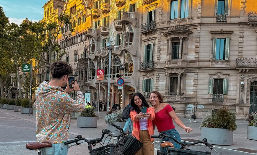 Image 7: Recorrido en bicicleta al amanecer: Barcelona ante las multitudes