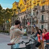 Image 7: Recorrido en bicicleta al amanecer: Barcelona ante las multitudes