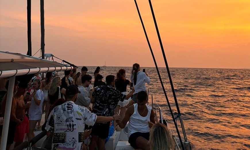 Image 3: Puesta de Sol desde LLoret de Mar con Dj y bebidas