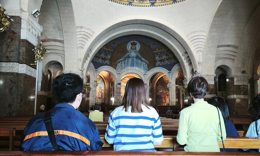 Image 28: Experimente Lourdes con un tour privado y un cómodo transporte