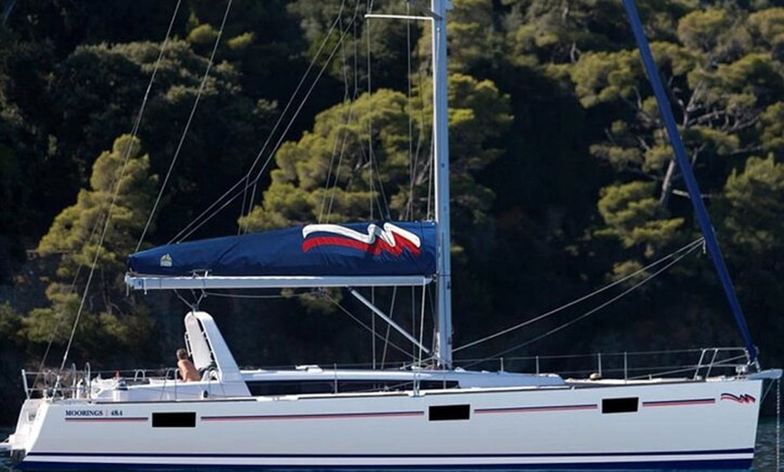 Image 9: Navegación en Velero de Lujo con Aperitivo y Juguetes Acuáticos