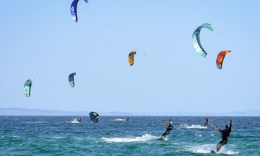 Image 2: Clases de kitesurf en Tarifa - Clases semi-privadas para todos los ...