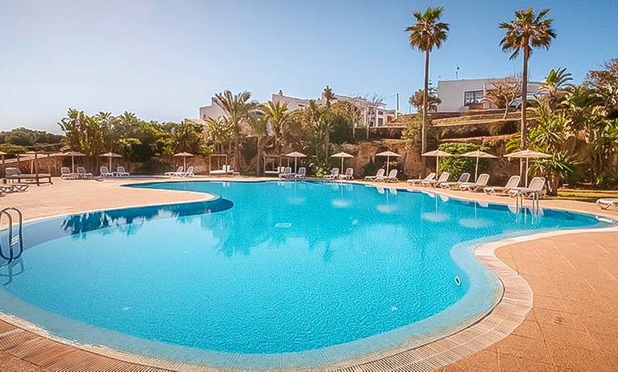 Image 1: ✈ MINORQUE | Punta Prima - Bimbolla Apartaments 3* - Piscine extéri...